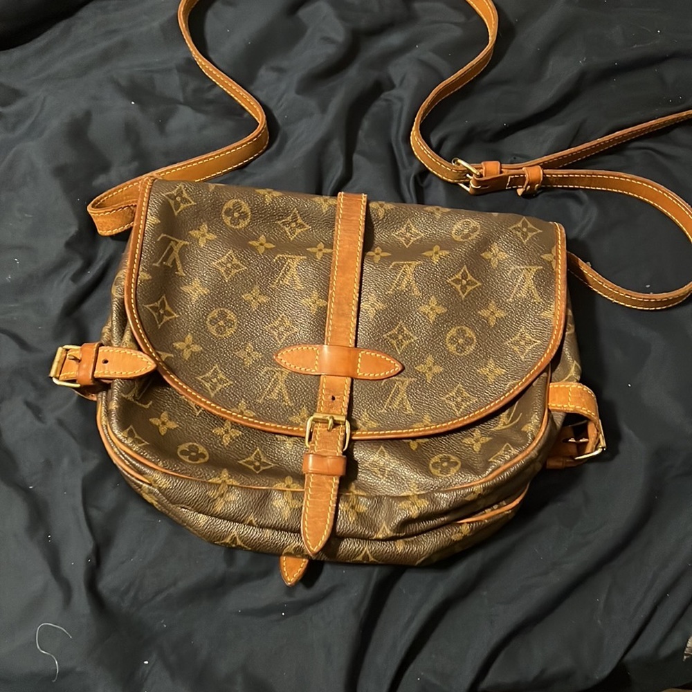 Authentic vintage Louis Vuitton samaur 30.
